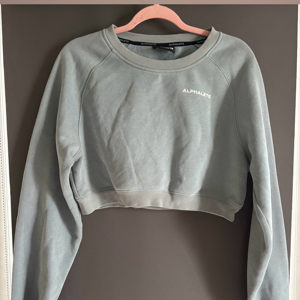 Alphalete Women's Cropped Sweatshirt - Medium